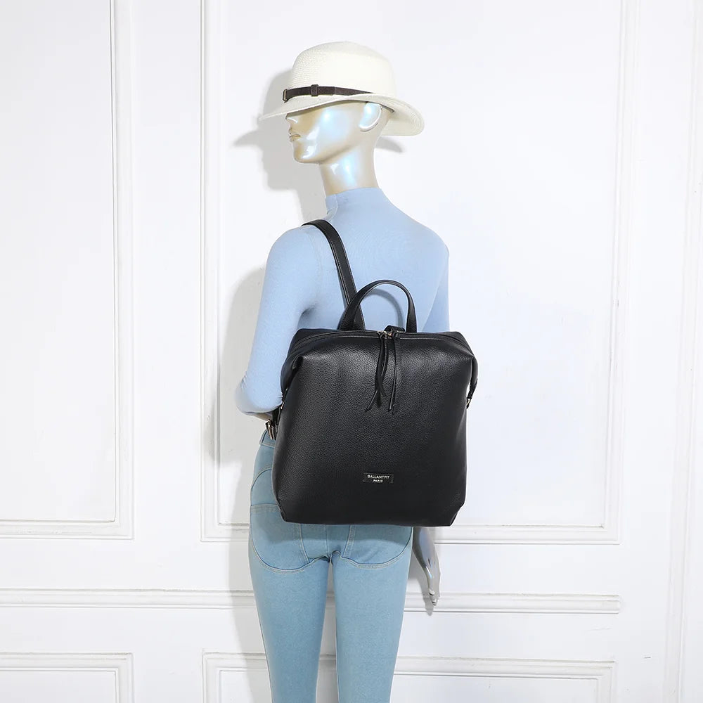 Sac à dos femme Urbania Chic noir porté au dos grâce à ses bretelles réglables – réf. JC-53007
