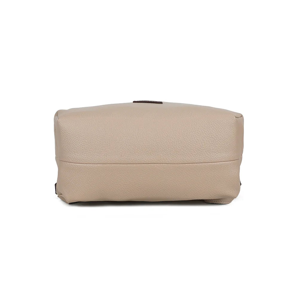 Urbania Chic taupe/coffee vu de dessous : base en simili cuir grainé assortie au reste du sac – réf. JC-53007