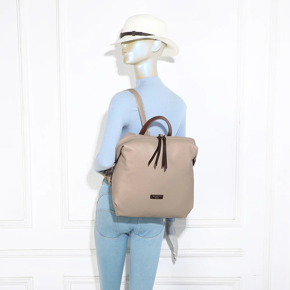Sac à dos femme Urbania Chic taupe/coffee porté au dos grâce à ses bretelles réglables – réf. JC-53007