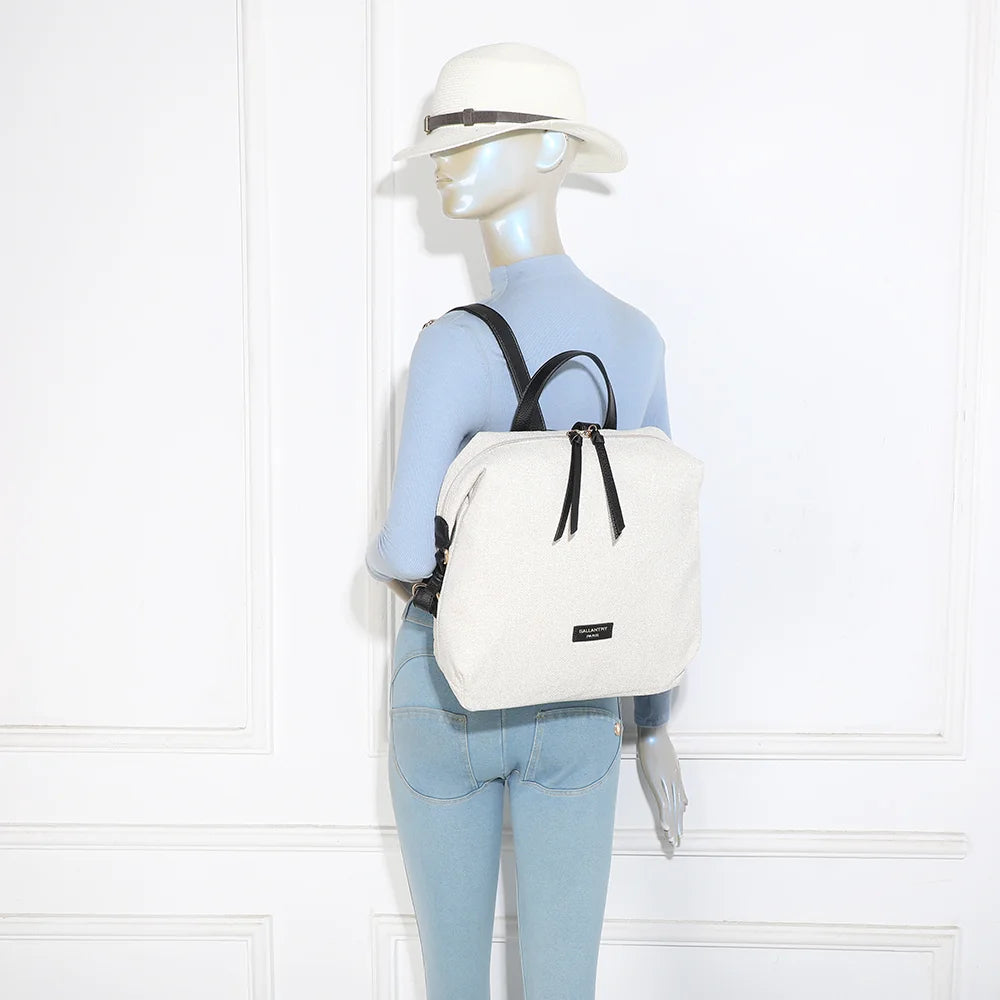 Sac à dos Urbania beige/noir porté par une femme, bretelles réglables sur les épaules – réf. JC-53007-1
