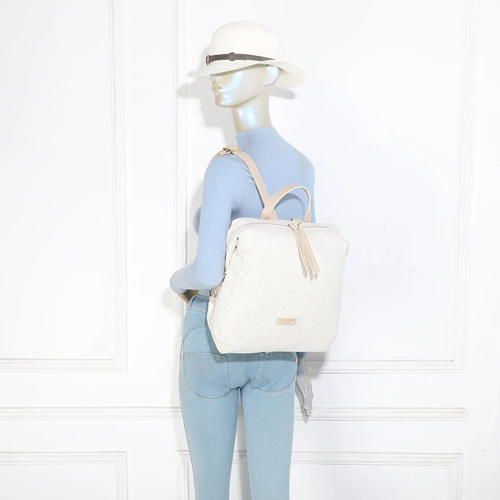 Sac à dos Urbania beige/taupe porté par une femme, bretelles réglables sur les épaules – réf. JC-53007-1