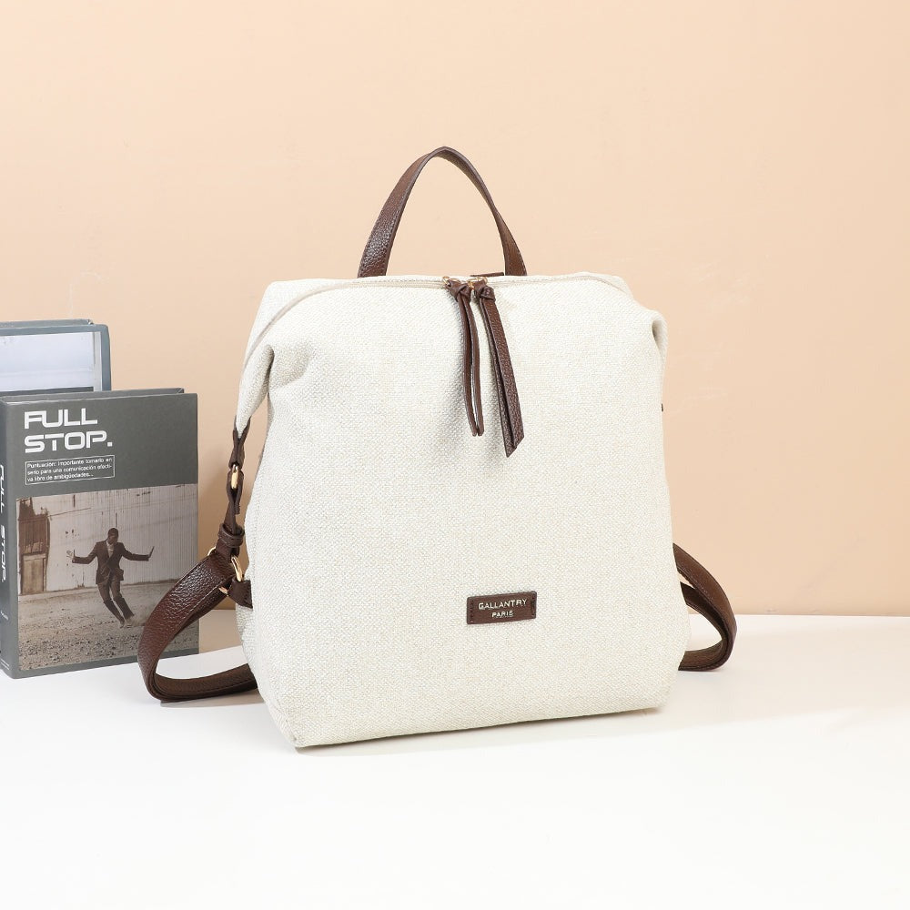 Sac à dos Urbania beige et coffee mis en scène dans un décor d’intérieur – visuel d’ambiance créé avec l’IA – Gallantry Paris