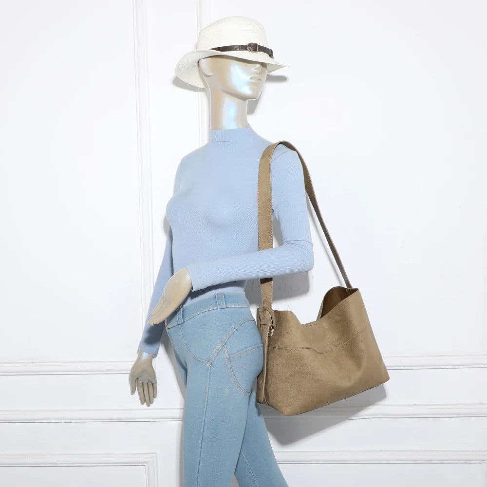 Vanys taupe foncé porté à l’épaule : sac hobo femme souple qui épouse la silhouette – réf. R-2018