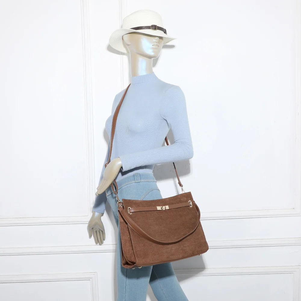 Sac Véla marron porté par une femme à l’épaule, un format élégant pour le quotidien et la ville – réf. R-2021