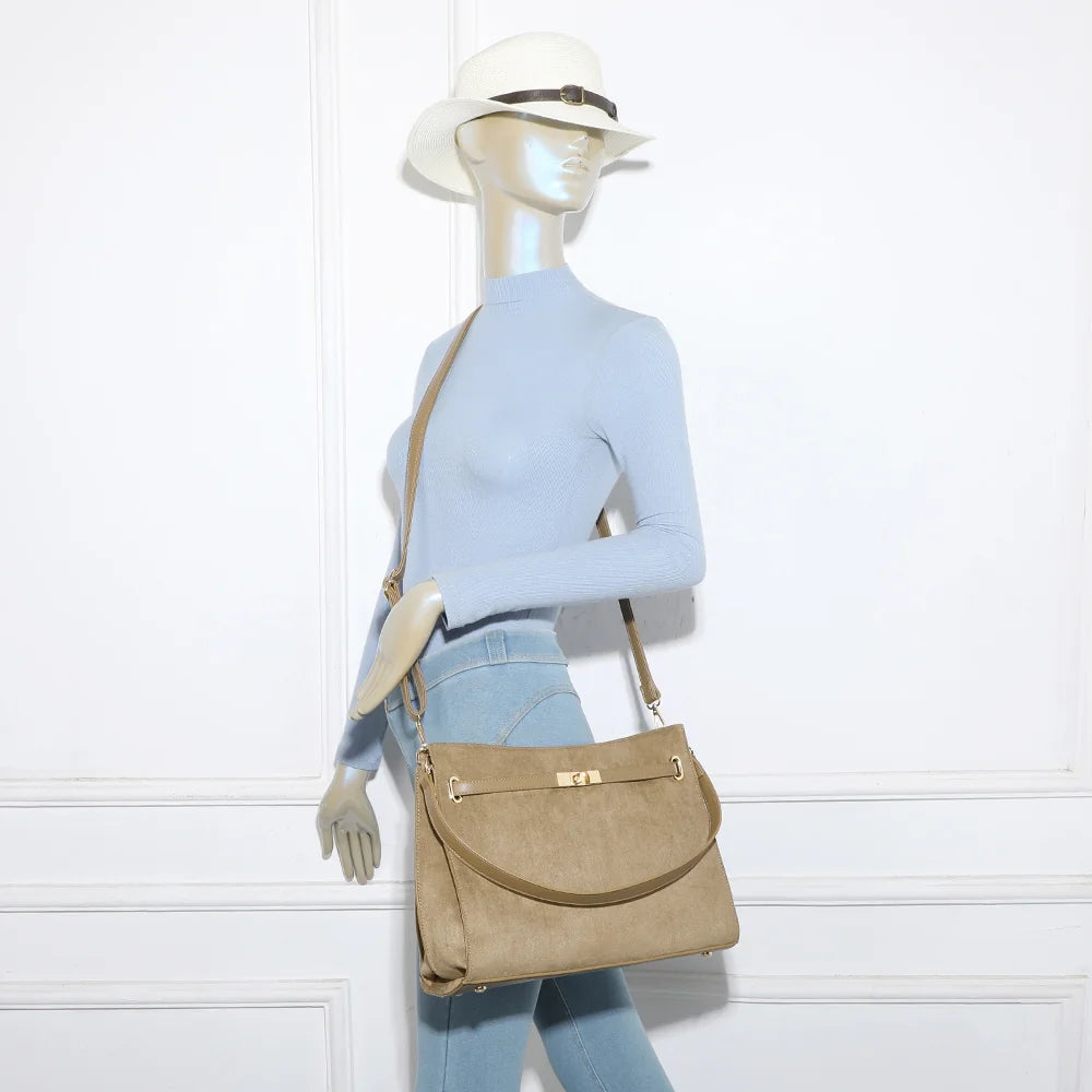 Sac Véla taupe foncé porté par une femme à l’épaule, un format élégant pour le quotidien et la ville – réf. R-2021