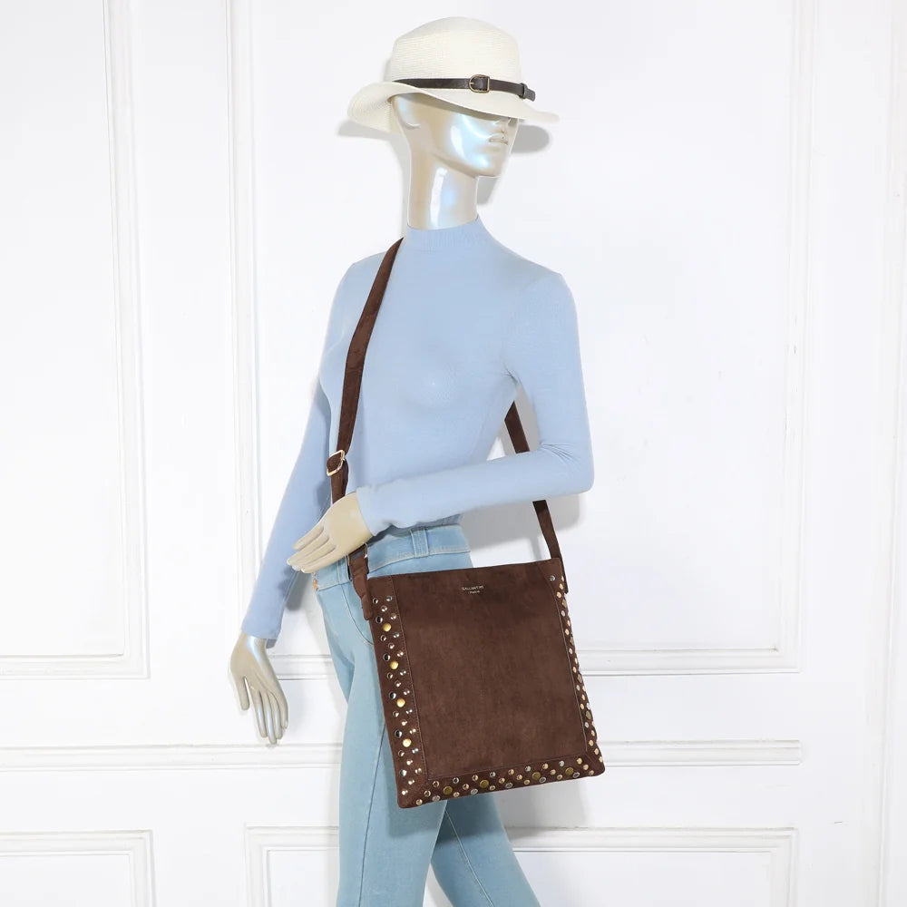 Sac bandoulière Velia café porté par une femme, à l’épaule ou en travers du corps – réf. JC-53004