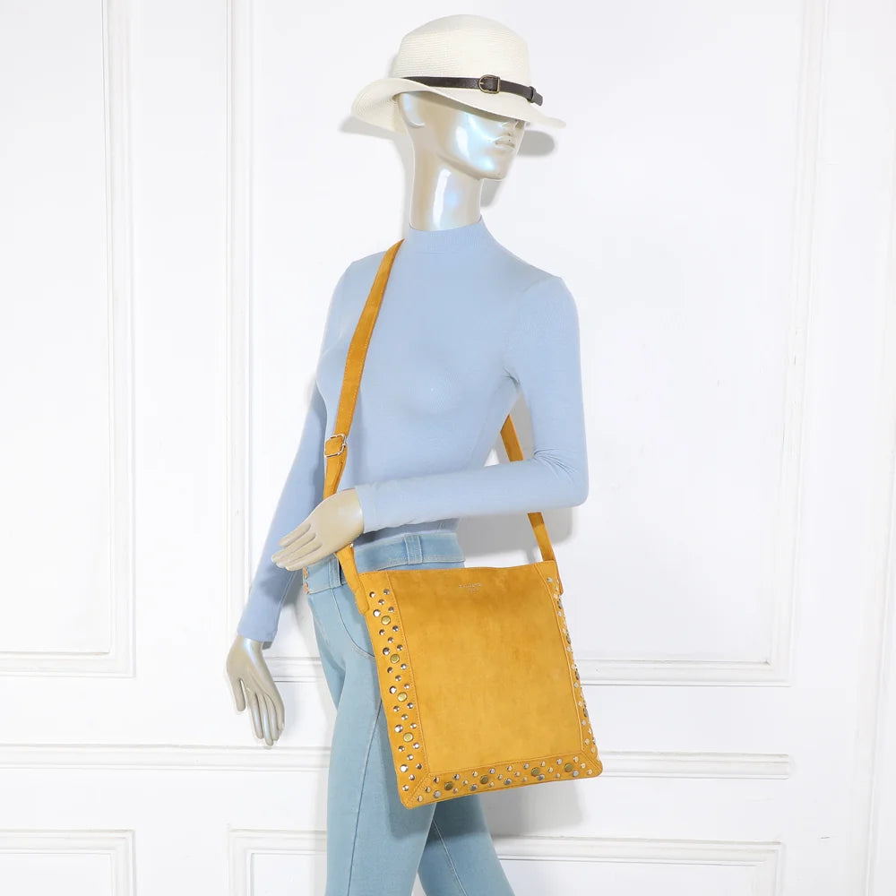 Sac bandoulière Velia jaune porté par une femme, à l’épaule ou en travers du corps – réf. JC-53004