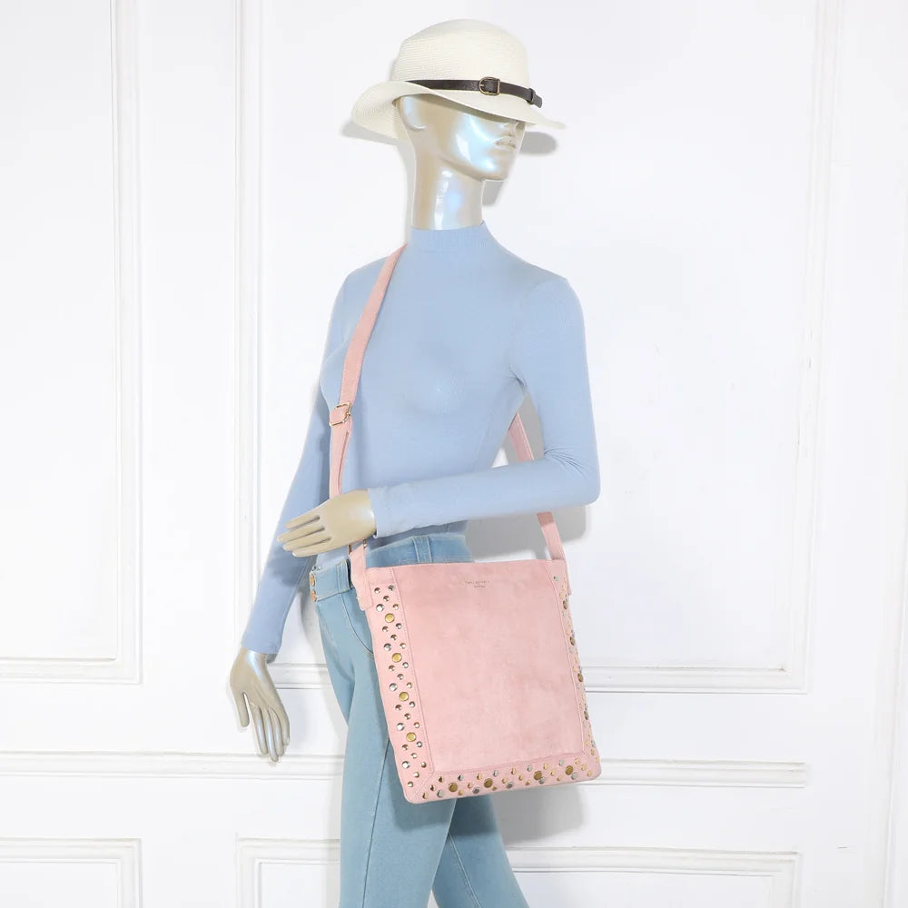 Sac bandoulière Velia rose porté par une femme, à l’épaule ou en travers du corps – réf. JC-53004