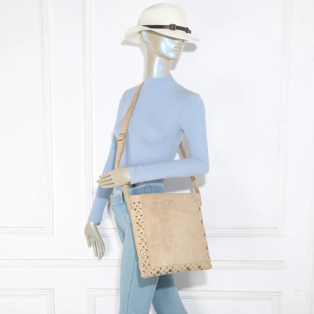 Sac bandoulière Velia taupe porté par une femme, à l’épaule ou en travers du corps – réf. JC-53004
