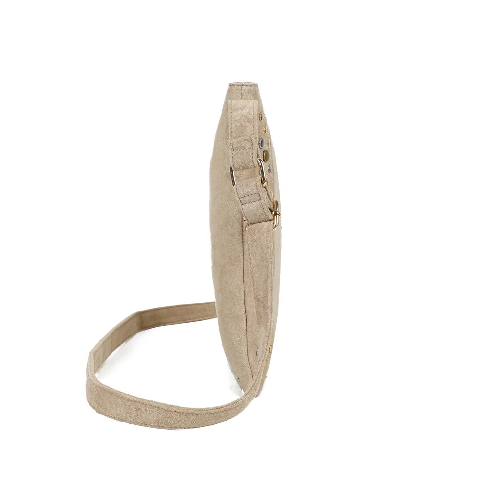 Profil du Velia taupe : un sac plat de 2 cm de profondeur, facile à glisser partout – réf. JC-53004