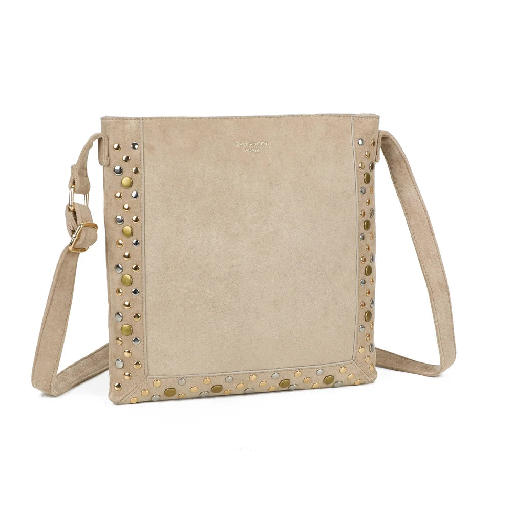 Velia taupe vu de trois quarts : silhouette plate et bandoulière réglable à boucle dorée – réf. JC-53004