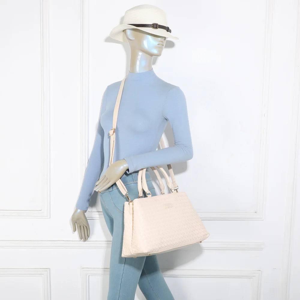 Velmora beige porté par une femme : sac à main tressé tenu à la main ou à l’épaule – réf. DG-5819