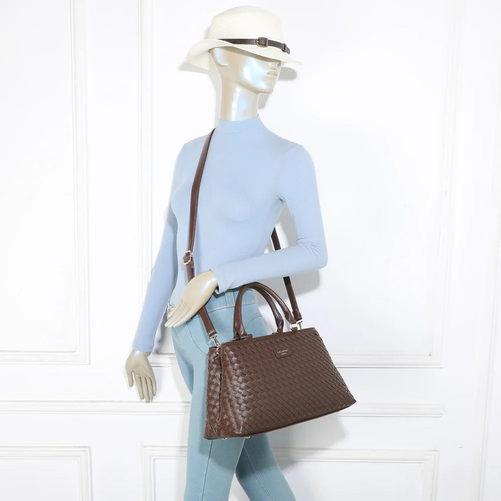 Velmora café porté par une femme : sac à main tressé tenu à la main ou à l’épaule – réf. DG-5819
