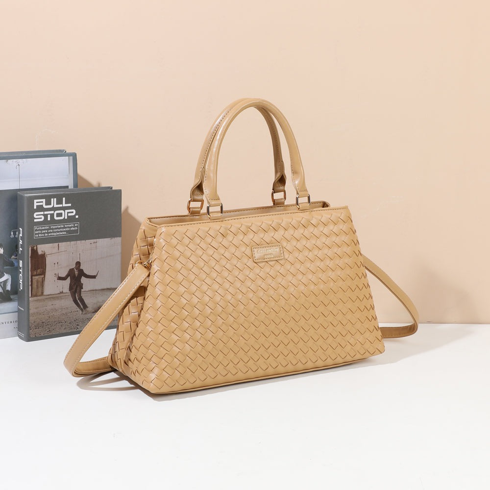 Sac à main tressé Velmora Khaki mis en scène dans un décor d’intérieur – visuel d’ambiance créé avec l’IA – Gallantry Paris