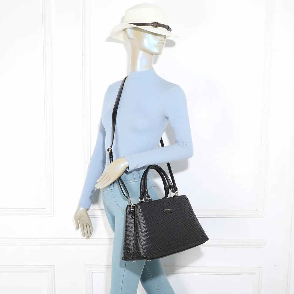 Velmora noir porté par une femme : sac à main tressé tenu à la main ou à l’épaule – réf. DG-5819