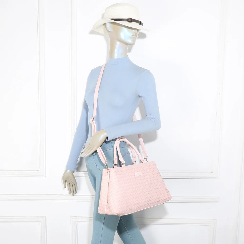 Velmora rose porté par une femme : sac à main tressé tenu à la main ou à l’épaule – réf. DG-5819