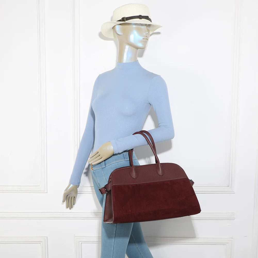 Sac Velna bordeaux porté par une femme, à la main ou à l’épaule avec sa bandoulière amovible – réf. M-9444
