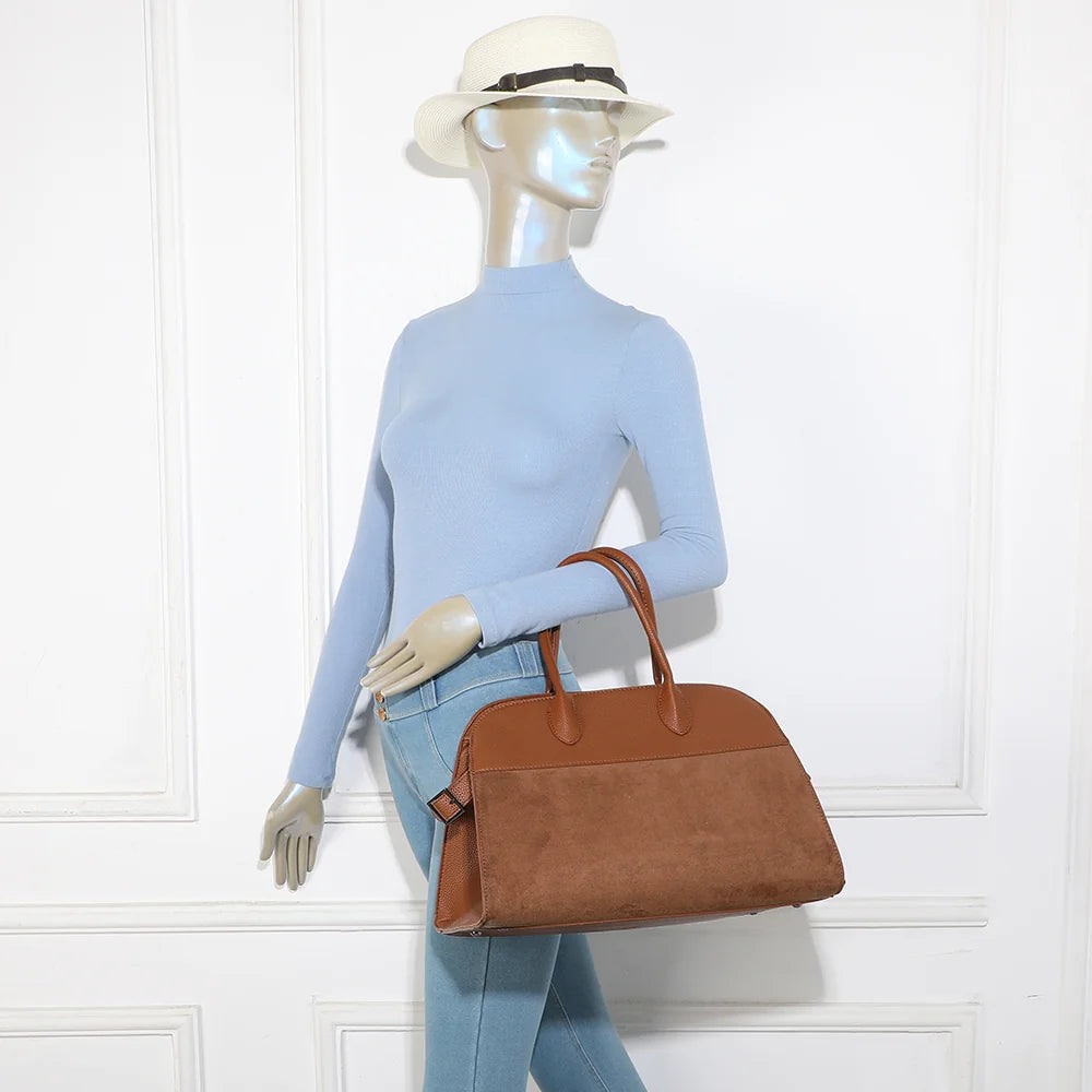 Sac Velna marron porté par une femme, à la main ou à l’épaule avec sa bandoulière amovible – réf. M-9444