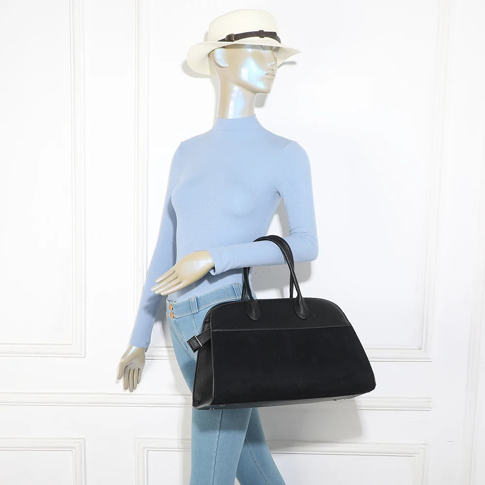 Sac Velna noir porté par une femme, à la main ou à l’épaule avec sa bandoulière amovible – réf. M-9444