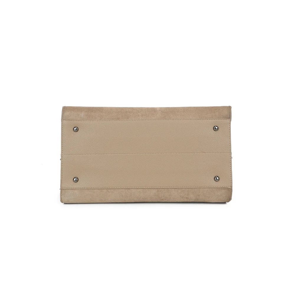 Dessous du Velna taupe foncé, une base large qui donne au sac sa belle tenue – réf. M-9444