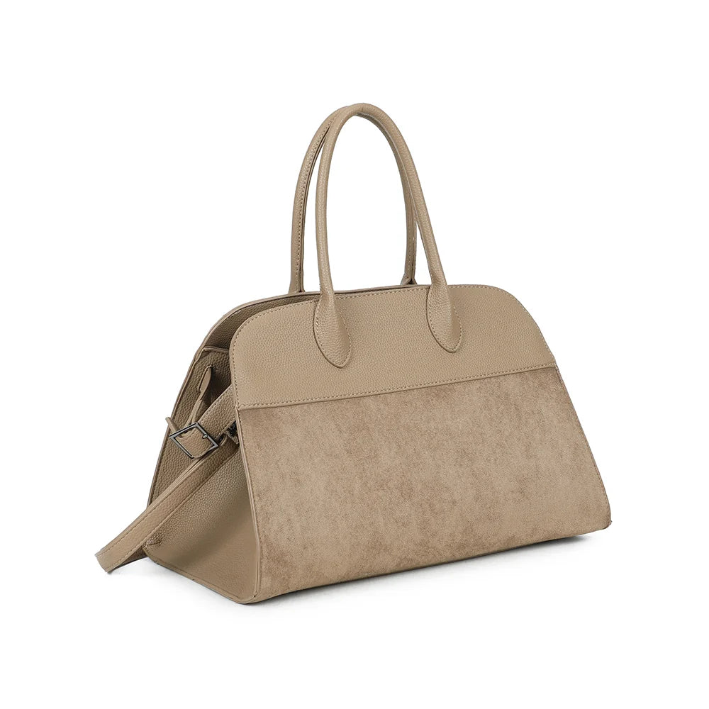 Velna taupe foncé de trois-quarts : silhouette structurée et patte latérale à boucle métallique – réf. M-9444