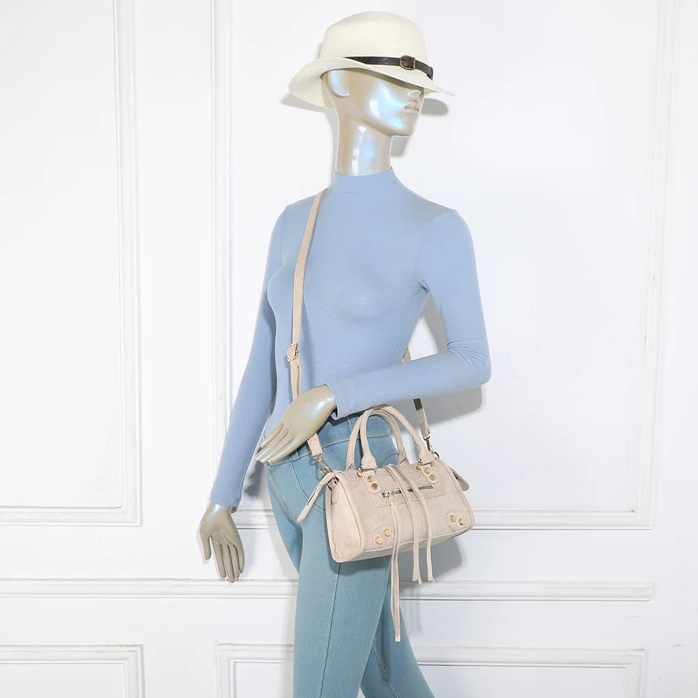 Velora beige porté par une femme, sac à main compact effet suédine aux détails dorés – réf. KJ-62088