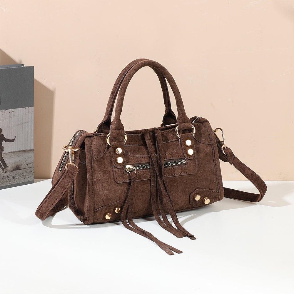 Sac à main Velora Coffee effet suédine posé dans un décor d’ambiance – visuel d’ambiance créé avec l’IA – Gallantry Paris