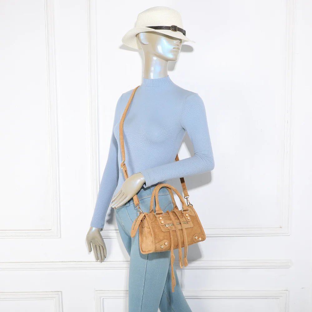 Velora kaki porté par une femme, sac à main compact effet suédine aux détails dorés – réf. KJ-62088