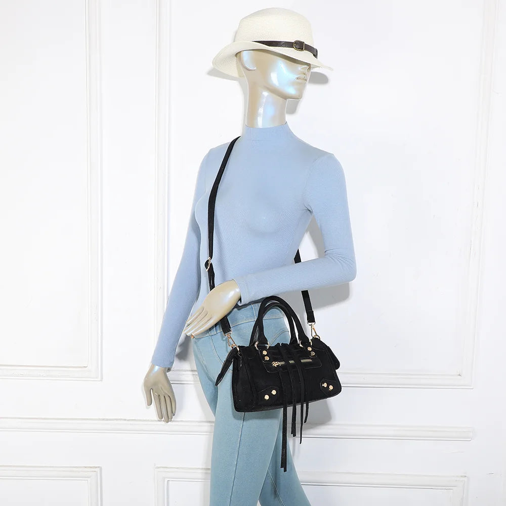 Velora noir porté par une femme, sac à main compact effet suédine aux détails dorés – réf. KJ-62088