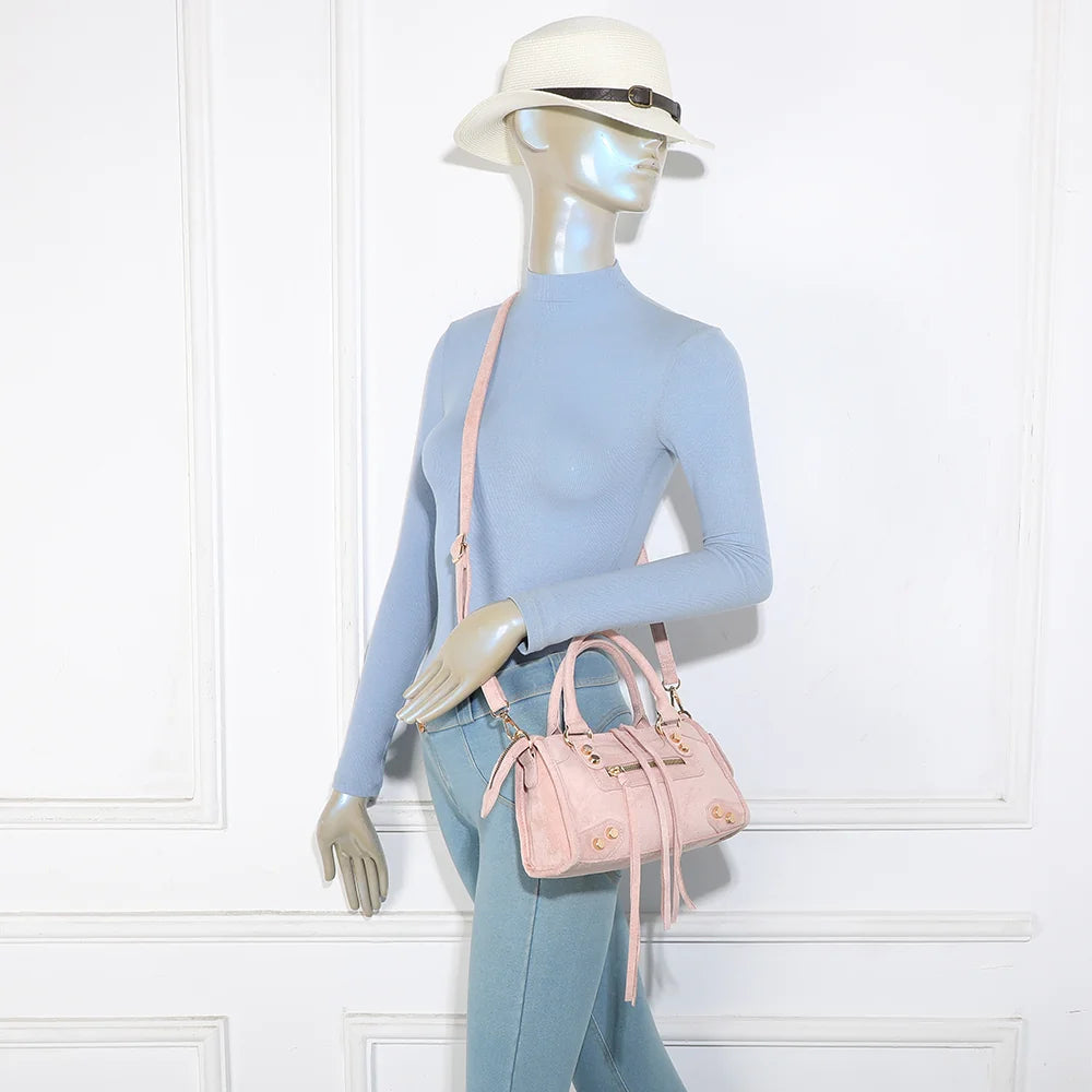 Velora rose porté par une femme, sac à main compact effet suédine aux détails dorés – réf. KJ-62088
