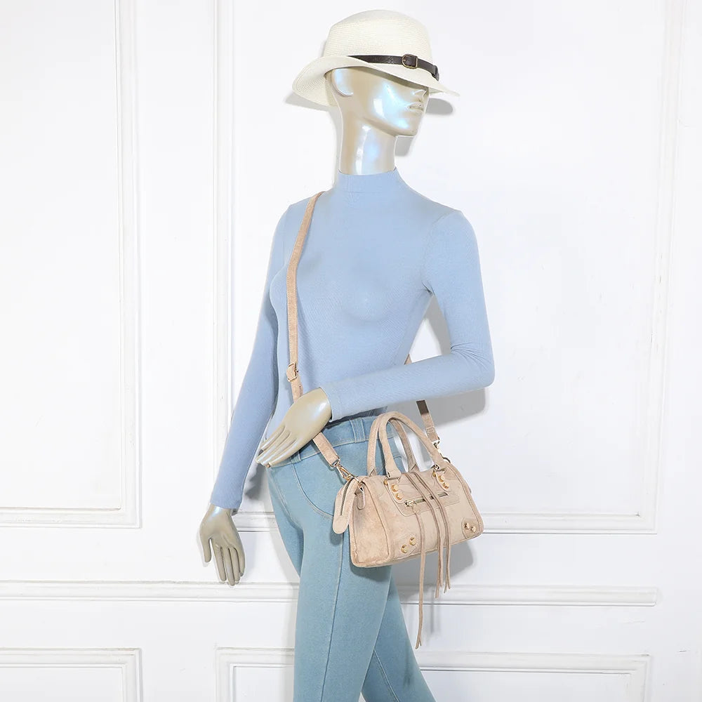 Velora taupe porté par une femme, sac à main compact effet suédine aux détails dorés – réf. KJ-62088