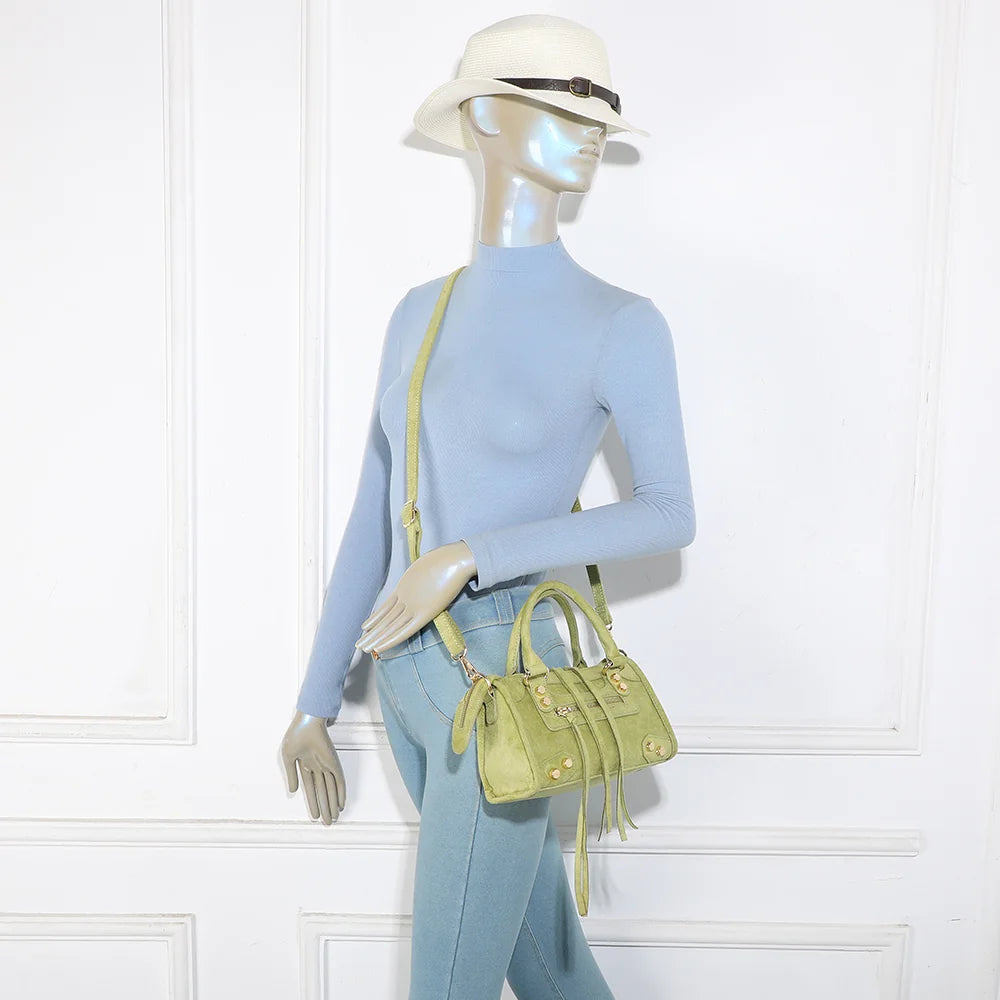 Velora vert porté par une femme, sac à main compact effet suédine aux détails dorés – réf. KJ-62088