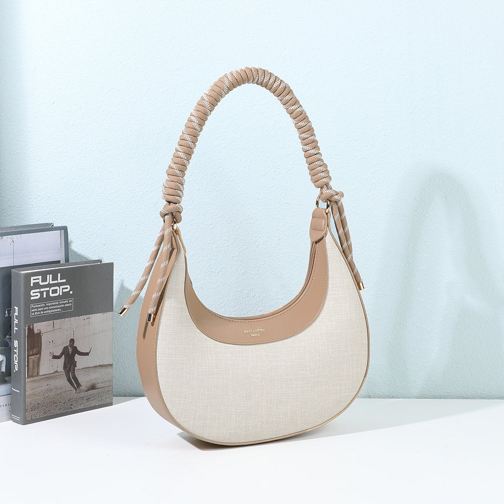 Sac à main Vena beige/taupe mis en scène dans un décor d’ambiance – visuel d’ambiance créé avec l’IA – Gallantry Paris