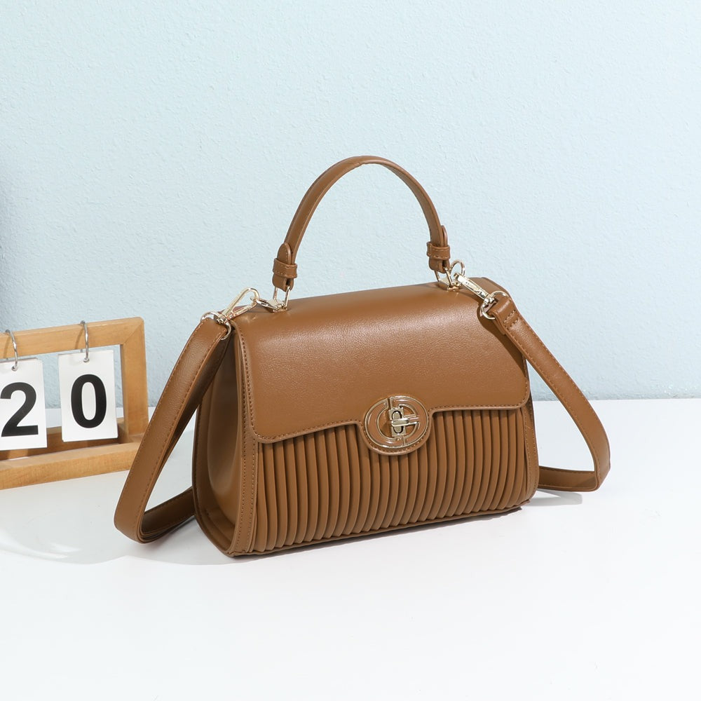 Sac à main Véra marron à rabat plissé et fermoir doré mis en scène dans un décor d’intérieur – visuel d’ambiance créé avec l’IA – Gallantry Paris