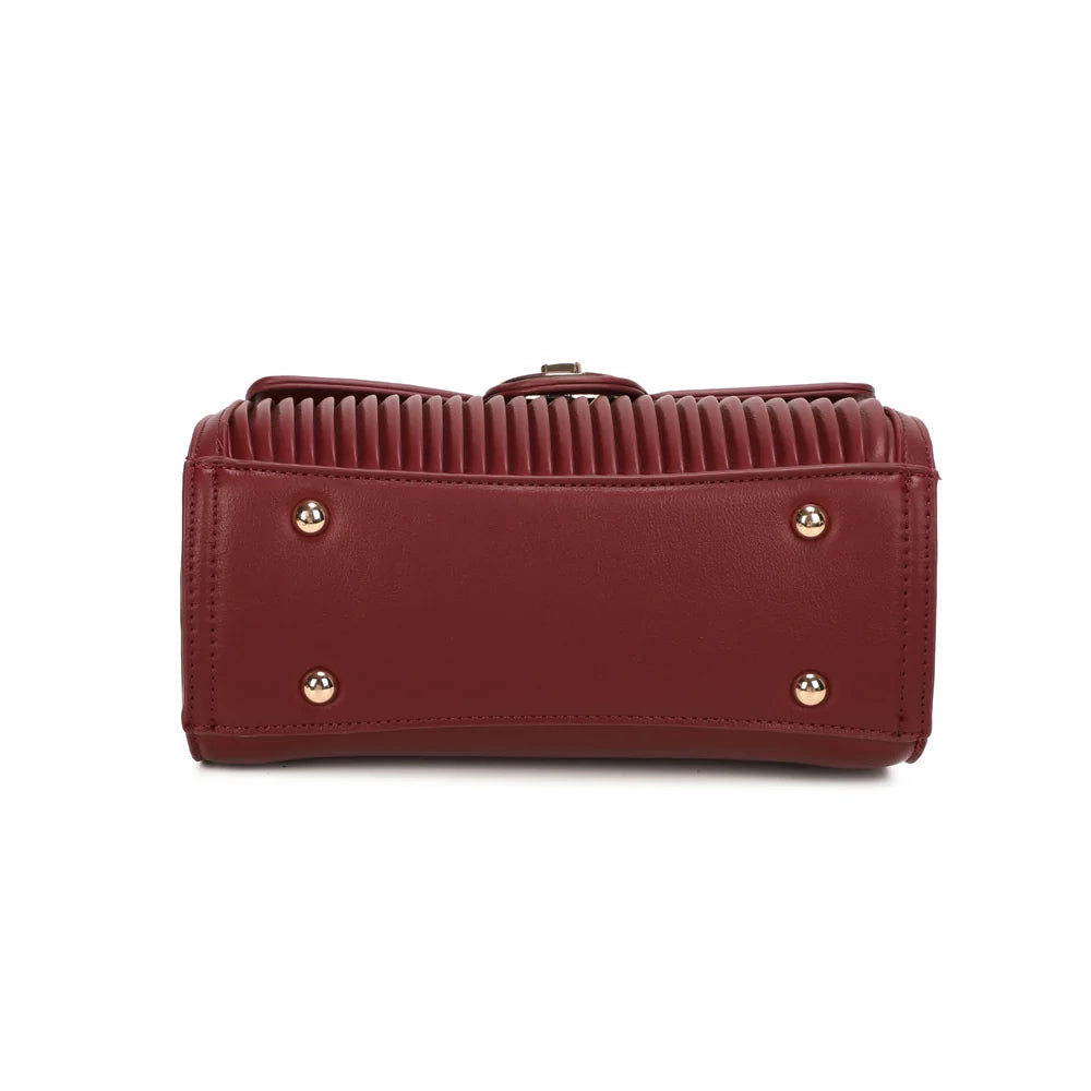 Dessous du sac Véra rouge foncé, base nette qui assure une belle tenue au quotidien – réf. R-1969-1