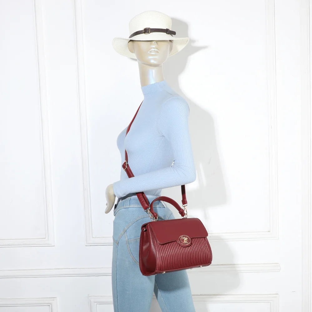 Sac Véra rouge foncé porté, idéal pour femme en porté main ou avec sa bandoulière amovible – réf. R-1969-1