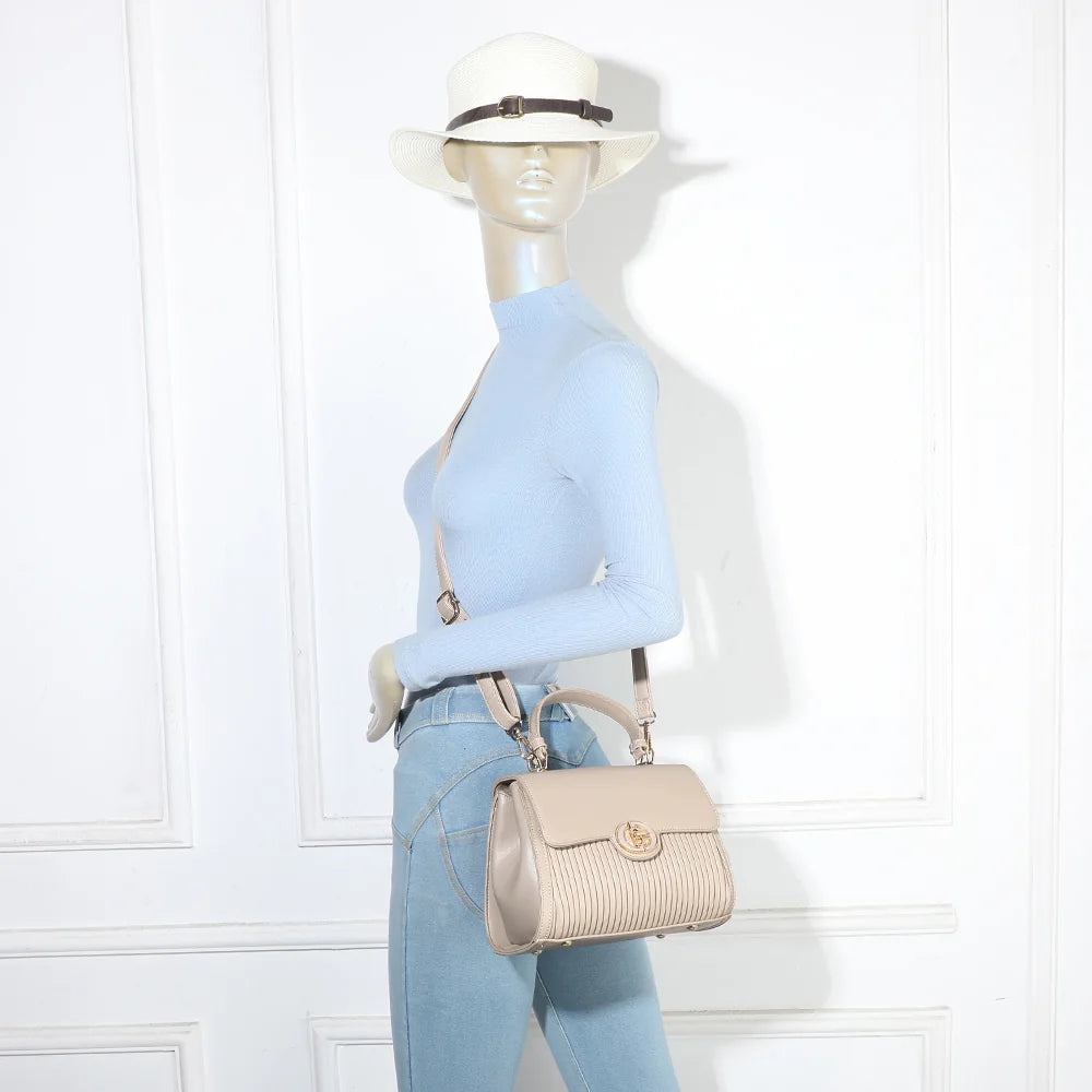 Sac Véra taupe porté, idéal pour femme en porté main ou avec sa bandoulière amovible – réf. R-1969-1