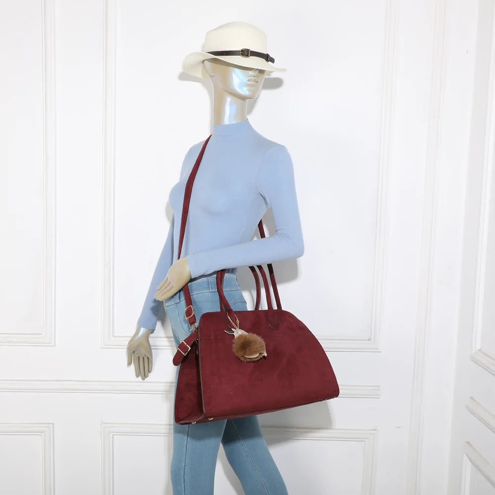 Sac Vera Velours bordeaux porté par une femme, à la main ou à l’épaule avec sa bandoulière amovible – réf. R-9444-2
