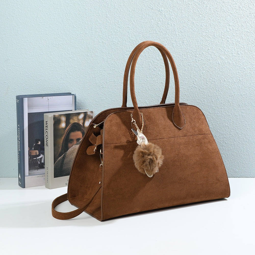 Sac à main Vera Velours marron avec pompon en fausse fourrure, mis en scène dans un décor – visuel d’ambiance créé avec l’IA – Gallantry Paris