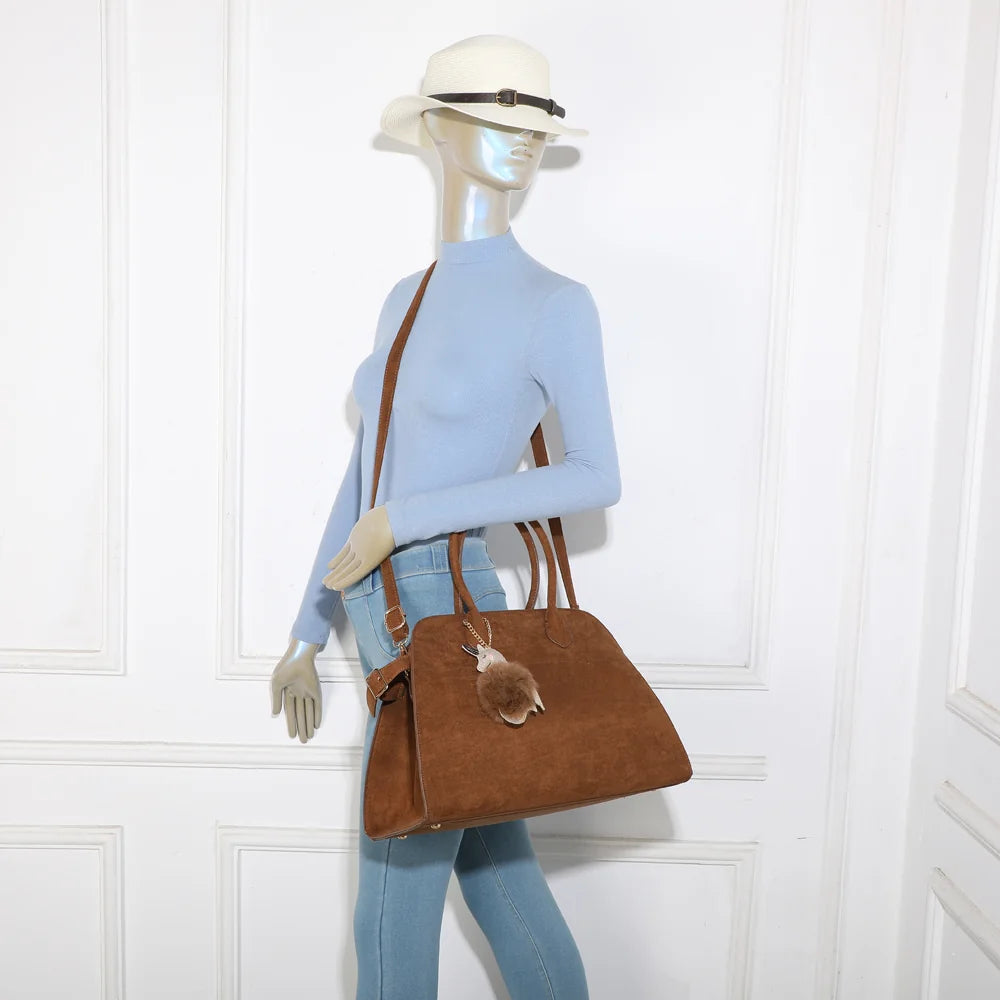 Sac Vera Velours marron porté par une femme, à la main ou à l’épaule avec sa bandoulière amovible – réf. R-9444-2