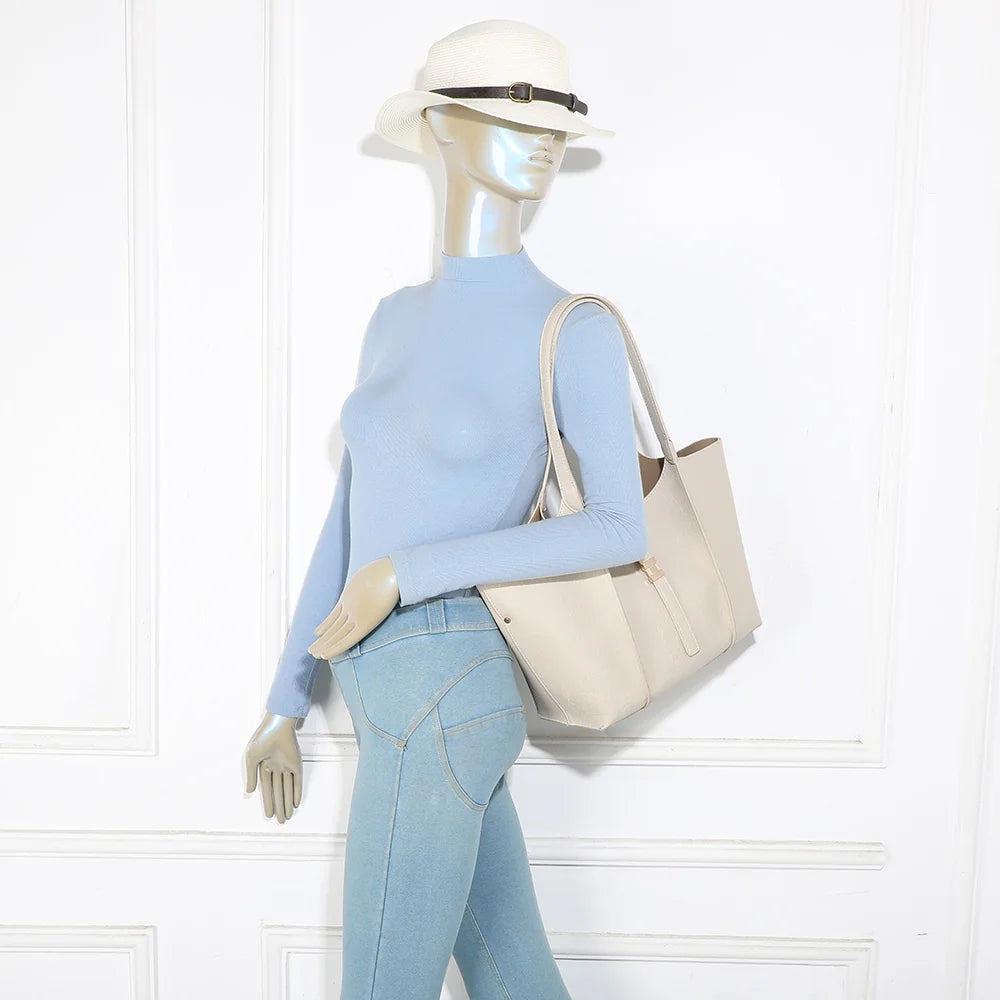 Sac Verde beige porté à l’épaule par une femme, grâce à ses deux longues anses – réf. A-9450-1