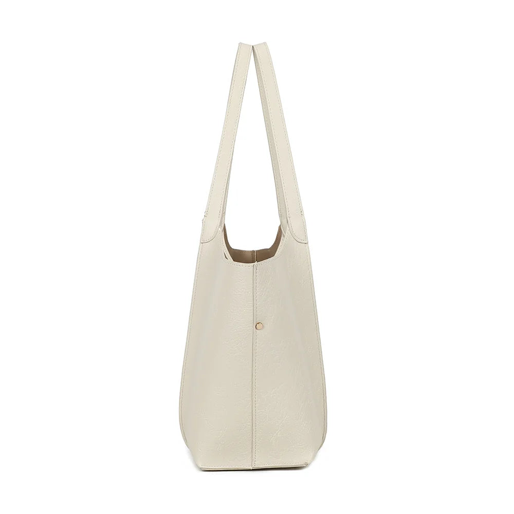 Profil du sac Verde beige : côtés évasés ornés d’un bouton doré, 13 cm de profondeur – réf. A-9450-1