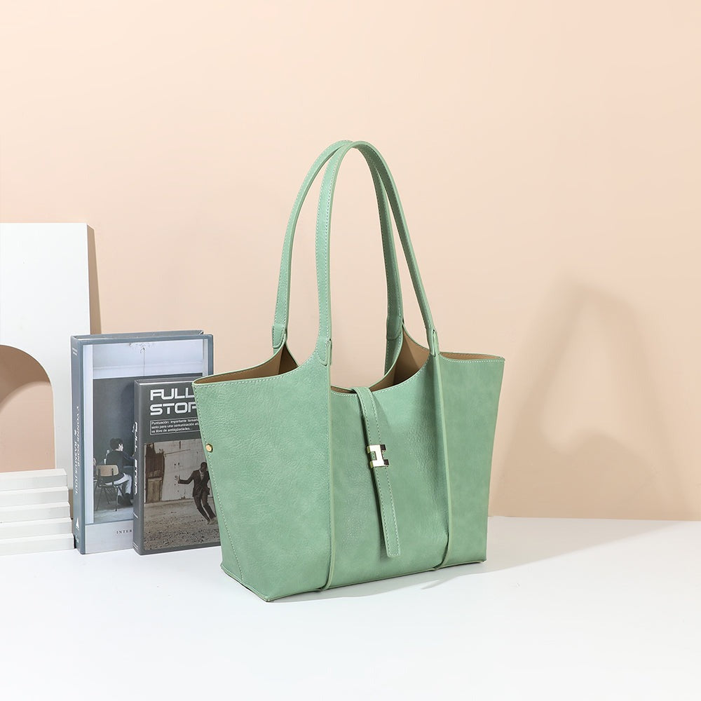 Sac Verde vert clair posé dans un décor d’intérieur – visuel d’ambiance créé avec l’IA – Gallantry Paris
