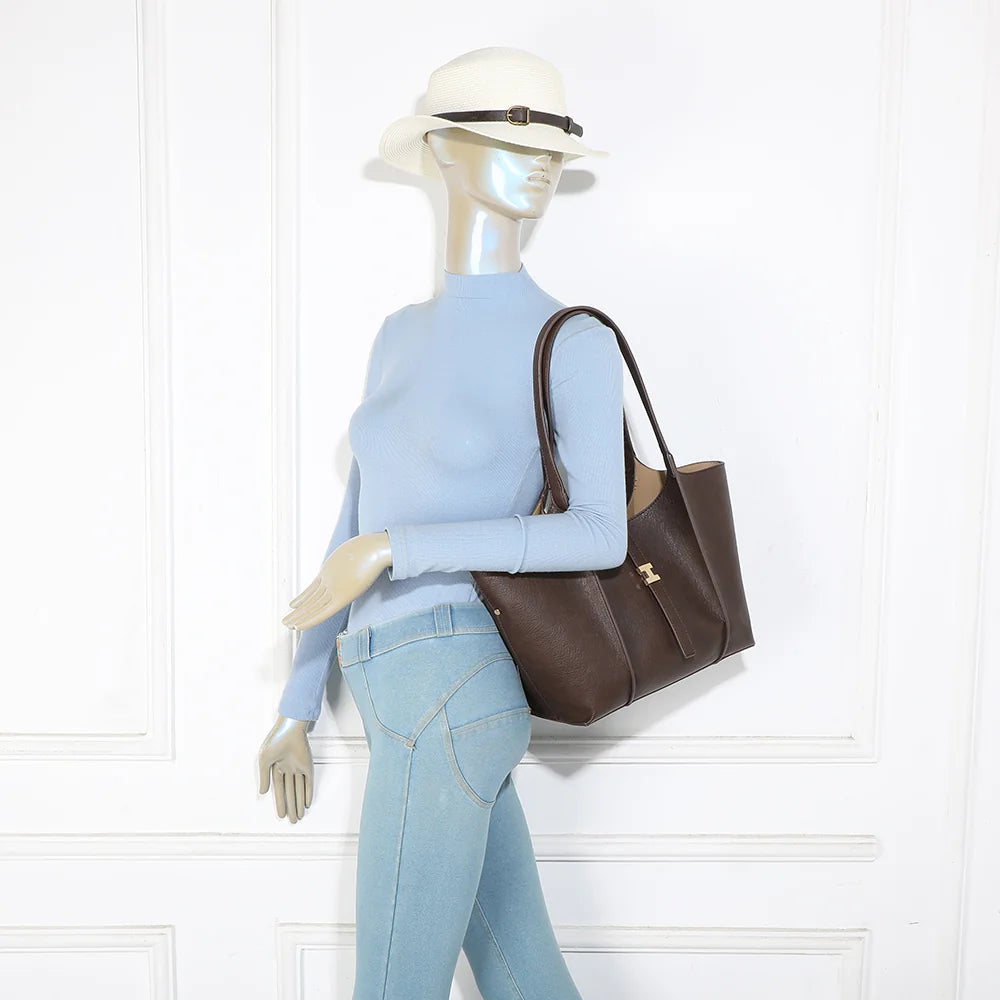 Sac Verde café porté à l’épaule par une femme, grâce à ses deux longues anses – réf. A-9450-1