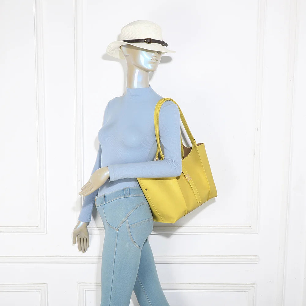 Sac Verde jaune porté à l’épaule par une femme, grâce à ses deux longues anses – réf. A-9450-1