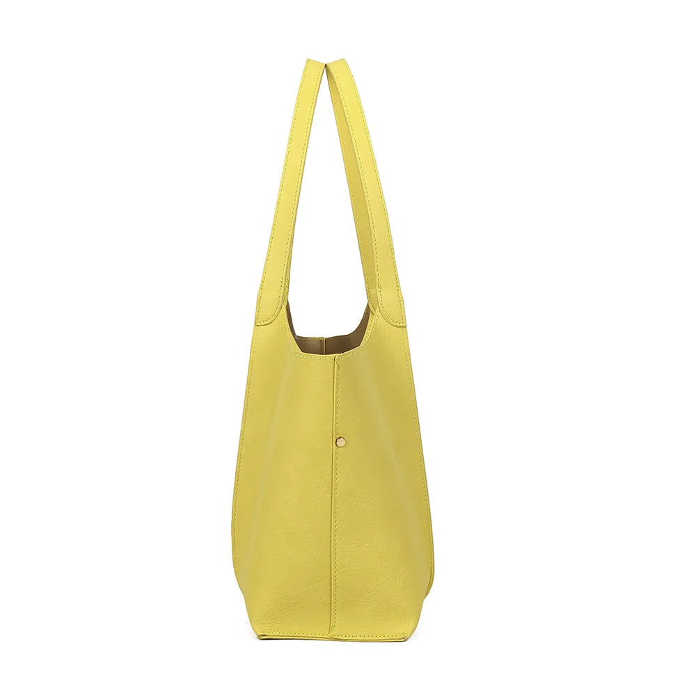 Profil du sac Verde jaune : côtés évasés ornés d’un bouton doré, 13 cm de profondeur – réf. A-9450-1