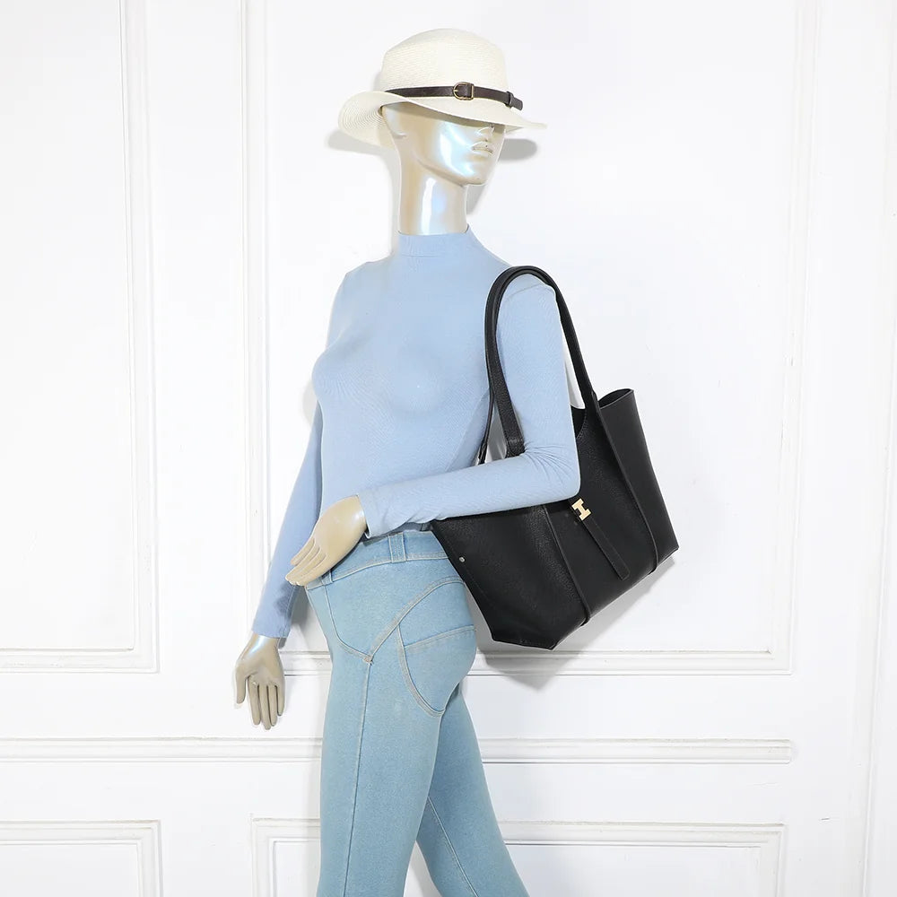 Sac Verde noir porté à l’épaule par une femme, grâce à ses deux longues anses – réf. A-9450-1