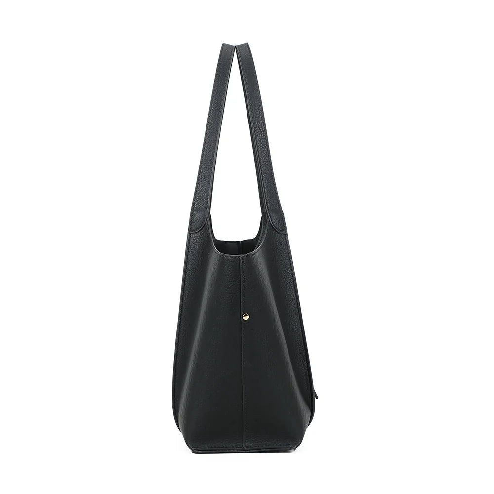 Profil du sac Verde noir : côtés évasés ornés d’un bouton doré, 13 cm de profondeur – réf. A-9450-1