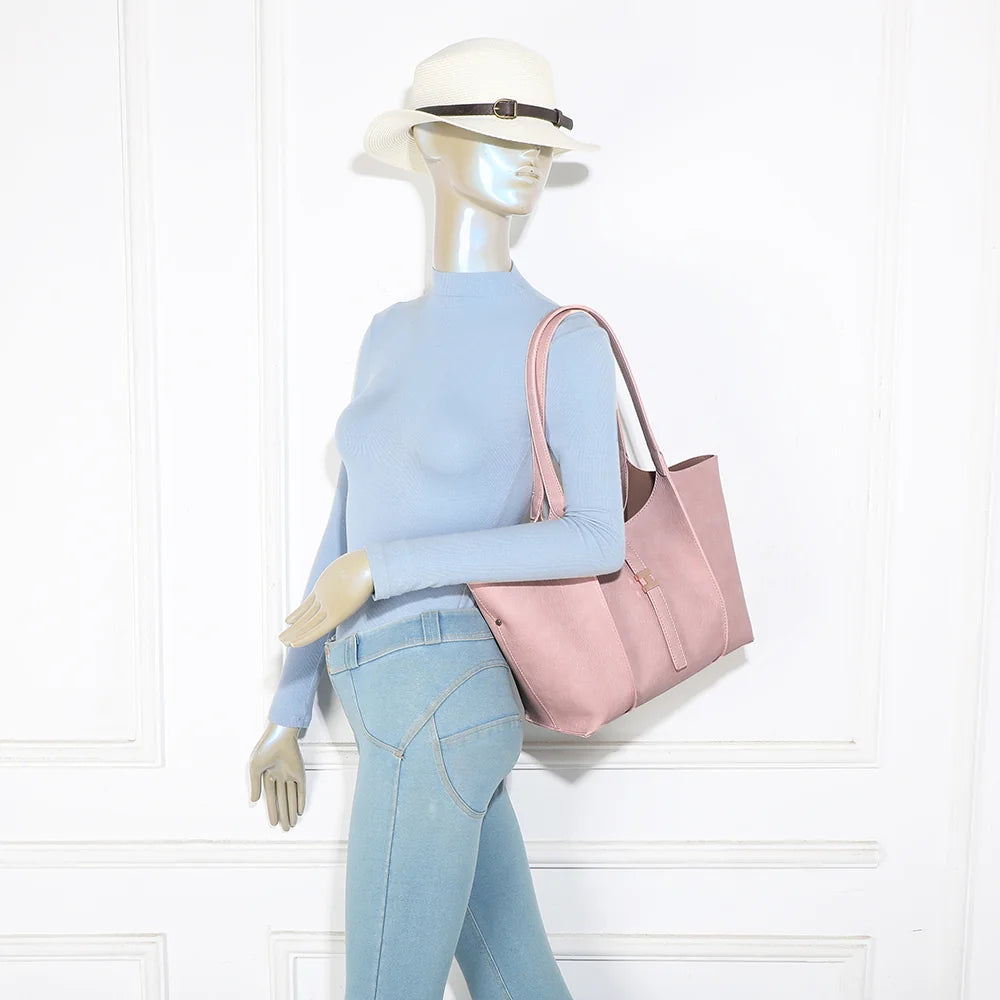 Sac Verde rose porté à l’épaule par une femme, grâce à ses deux longues anses – réf. A-9450-1