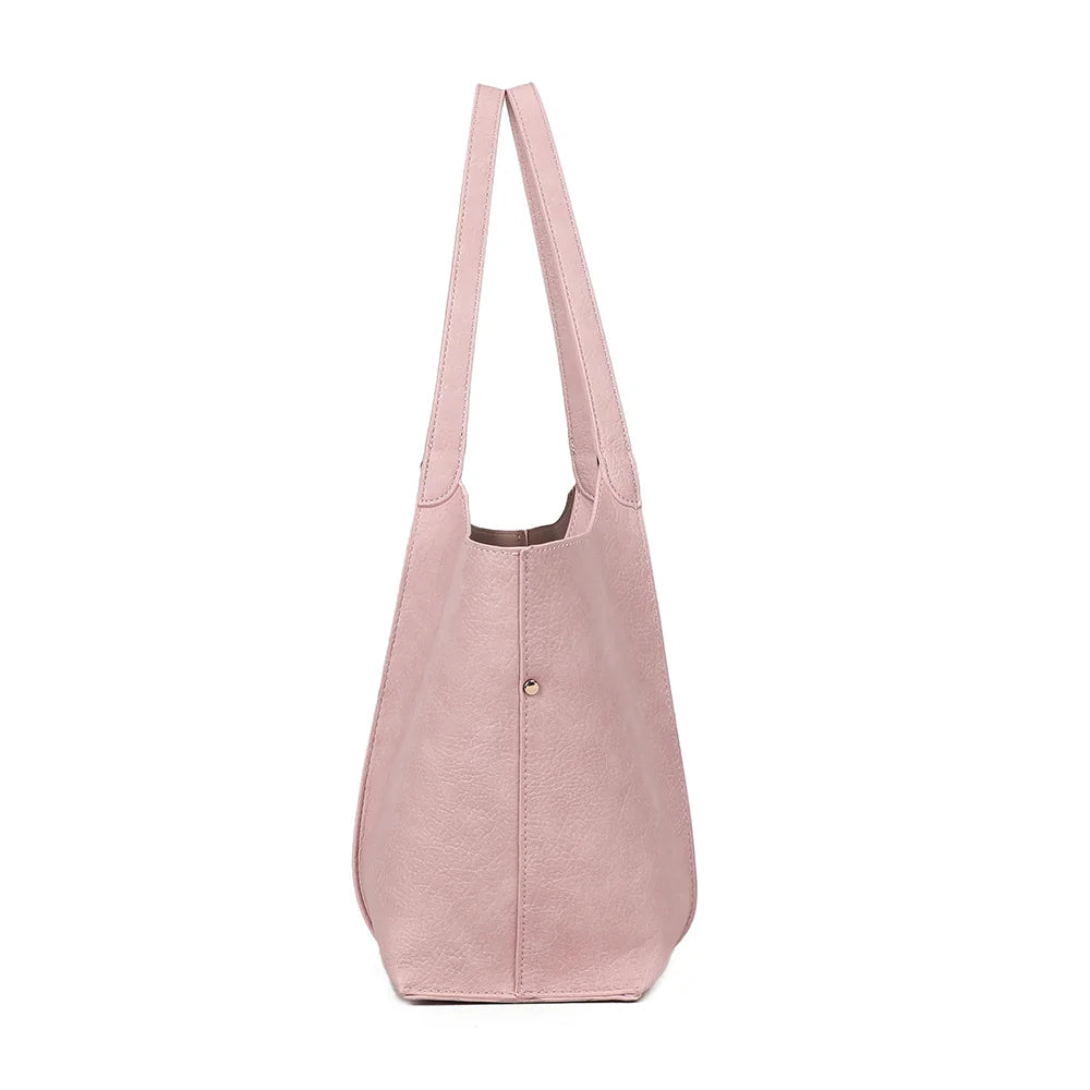 Profil du sac Verde rose : côtés évasés ornés d’un bouton doré, 13 cm de profondeur – réf. A-9450-1